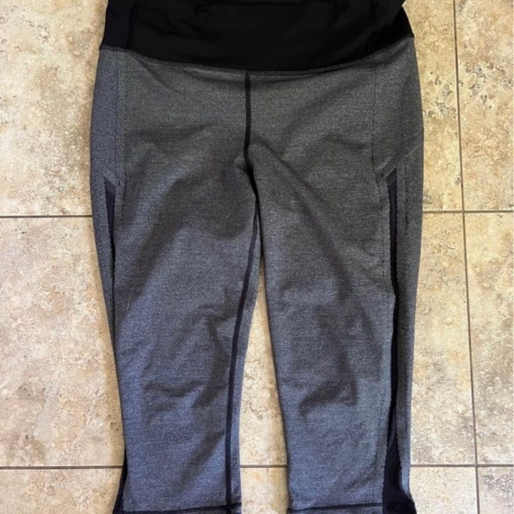 Lululemon Smooth Stride Crop Heathered Black / Black.